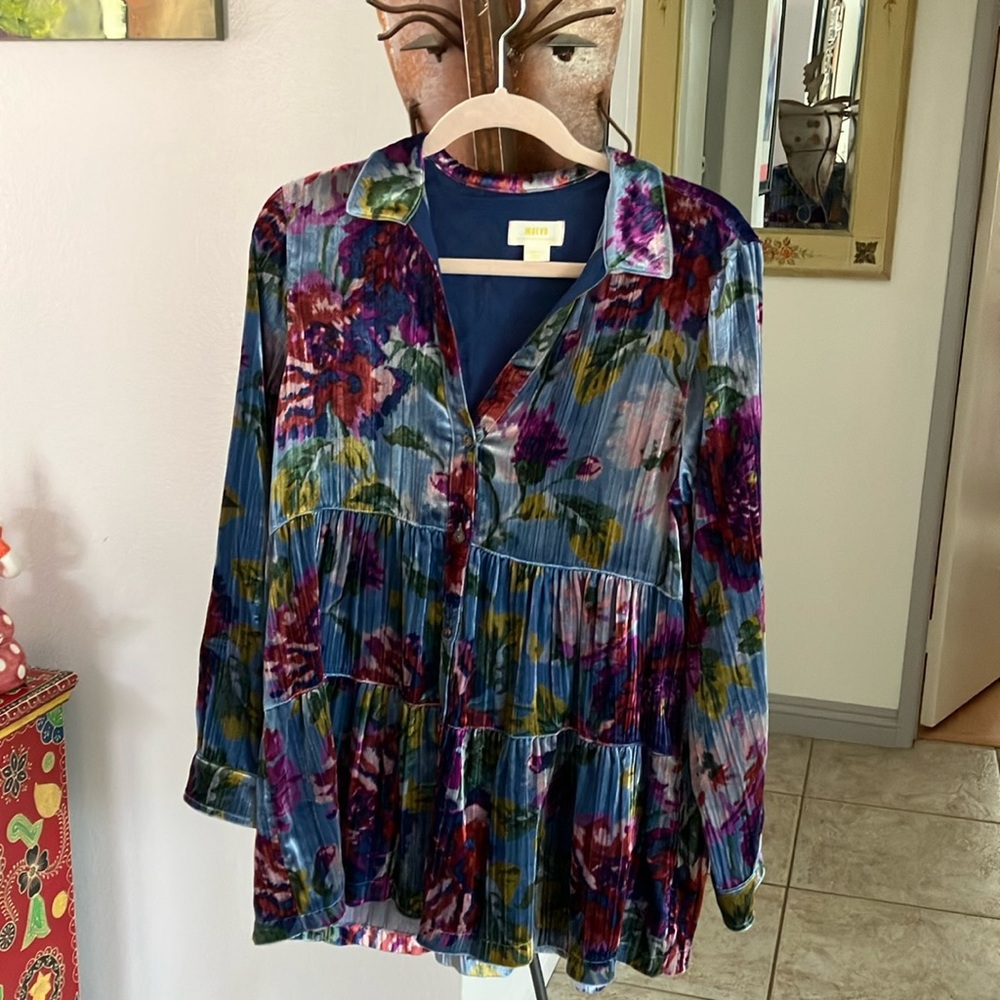 Flower print velvet top perfect to wear with your favorite jeans.NWOT size Med.